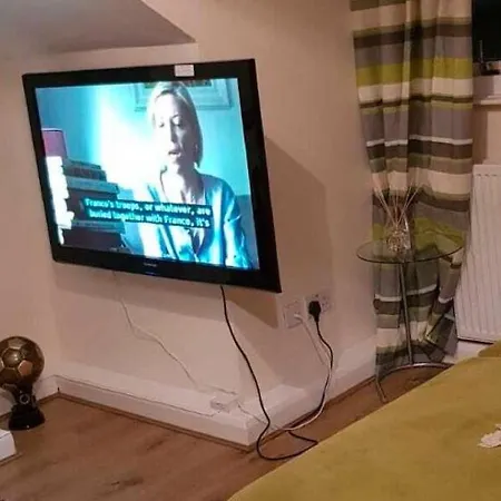 Comfortable In Leeds Near Royal Armouries Museum *
