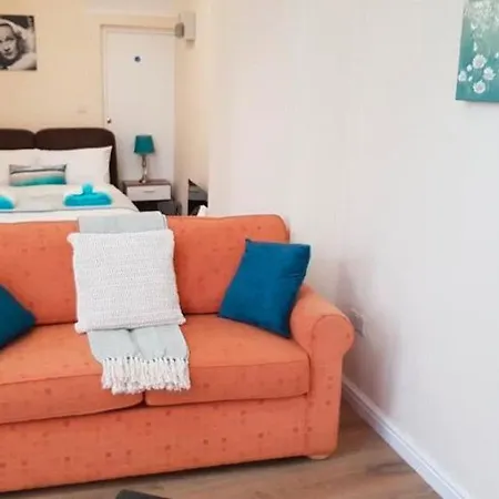 Comfortable In Leeds Near Royal Armouries Museum *