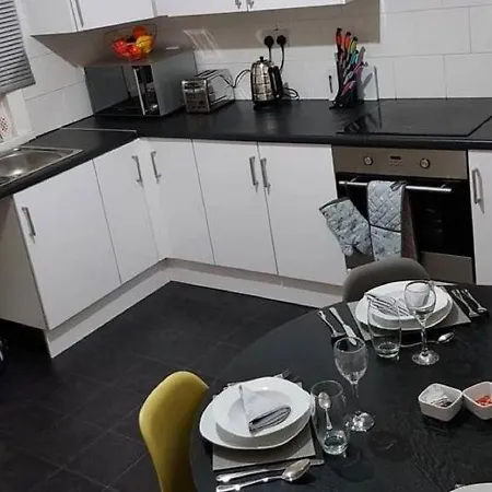 Comfortable In Leeds Near Royal Armouries Museum *
